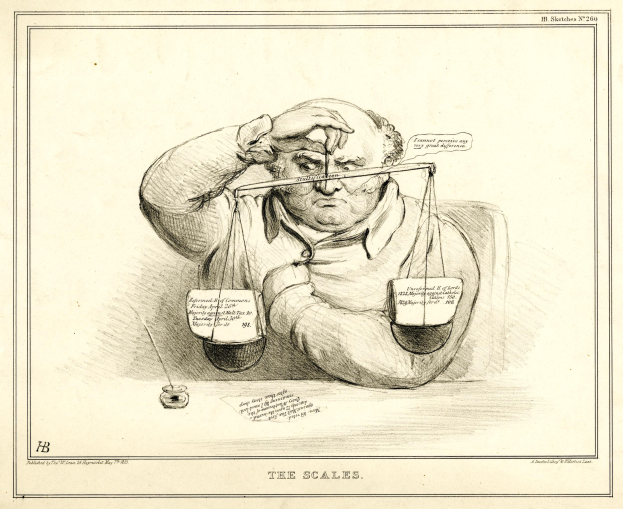 Ein Mann in Anzug sitzt an einem Tisch mit einer Waage davor und sieht konzentriert auf Papiere mit Text und Zahlen.