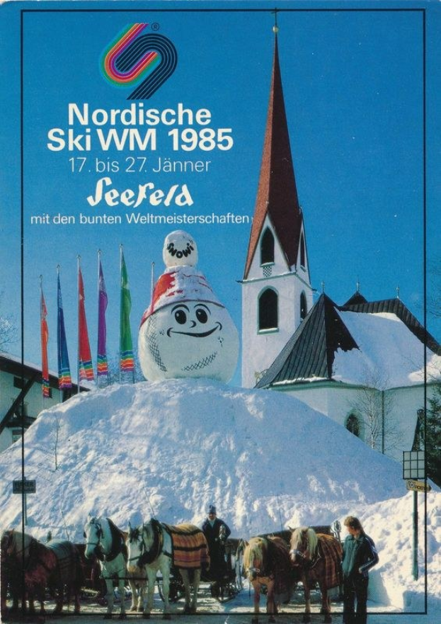 Plakat für die Nordischen Skiweltmeisterschaften 1985 in Seefeld, Schweiz, das eine schneebedeckte Landschaft mit Skifahrern, Pferden, St├Âcken, Fahnen, Geb├Ąuden, B├Ąumen und Himmel zeigt.