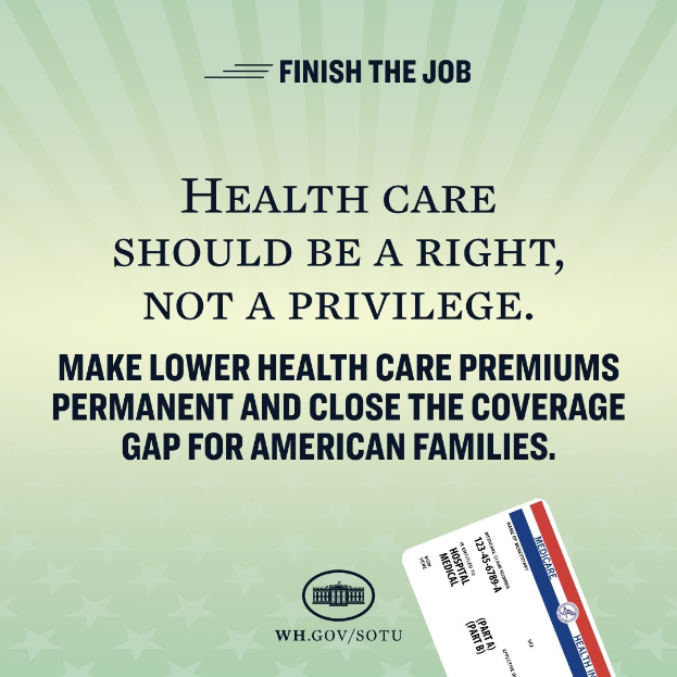 Ein Plakat mit dem Text "Beenden Sie die Arbeit: Gesundheit sollte ein Recht sein, nicht ein Privileg" und eine Karte mit der Aufschrift "Machen Sie niedrigere Gesundheitskosten dauerhaft und schließen Sie die Versorgungslücke für amerikanische Familien."