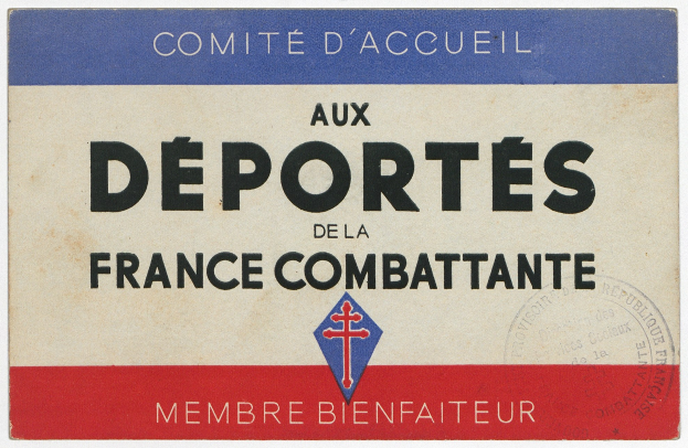 Ein alter französischer Reisepass mit der Aufschrift "Aux Sports de la France Combattante", der ein Logo und einen Stempel trägt.