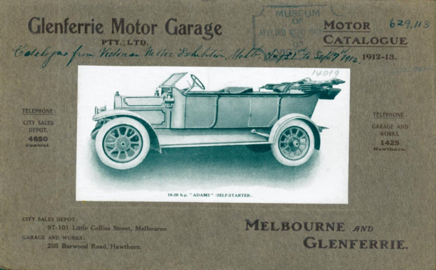 Schwarze und weiße Anzeige für ein Auto von Glenferrie Motor Garage, die ein Bild des Fahrzeugs und beschreibenden Text zu dessen Geschichte zeigt.