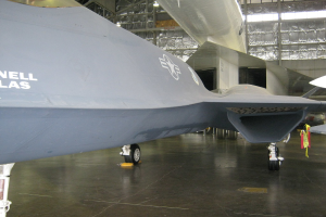 Ein großes Passagierflugzeug mit zwei Triebwerken, Flügeln und einem Leitwerk, das durch die Luft fliegt.