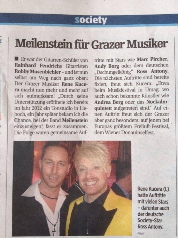 Zwei Männer in Anzügen, die in einer Zeitungsartikel mit der Überschrift 'Grazer Musiker' vom März 2012 lächeln
