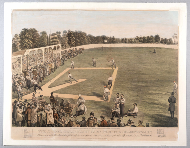 Eine Gruppe von Menschen spielt Cricket auf einem grünen Feld unter einem klaren blauen Himmel, mit Bäumen im Hintergrund und dem Text "Das zweite große Meisterschaftsspiel" unten.