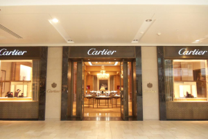 Ein Hotelgebäude mit einer Glastür in der Mitte, das einen Tisch enthält.