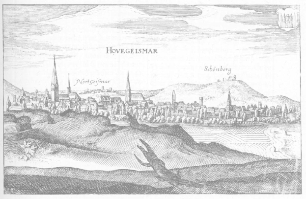 Schwarze und weiße Zeichnung von Hovegeismar, Deutschland, mit einer Stadtlandschaft im Vordergrund und Bergen im Hintergrund, begleitet von Text.