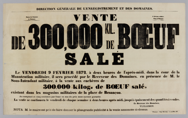 Alte Werbung auf Papier mit der Aufschrift "Vente de 300,000 Kil Kil de Boeuf Sale" an einer Wand angebracht.