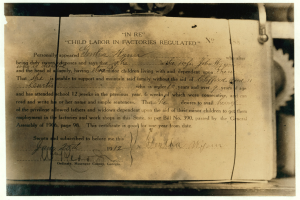 Schwarz-weißes Dokument mit der Aufschrift "Kindereinsatzbescheinigung"