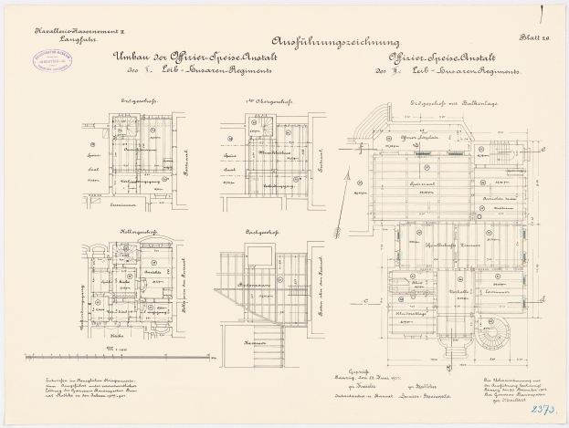 Schwarz-weißer Grundriss des ehemaligen Bundeskanzleramts mit detaillierter Planung mit Text und Architekturzeichnungen.