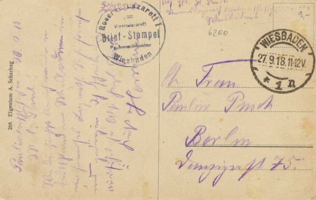 Alte Postkarte mit einem lila Stempel, der 'Wiesbaden, Deutschland - 1. Weltkrieg II' lautet und handgeschriebener Text.