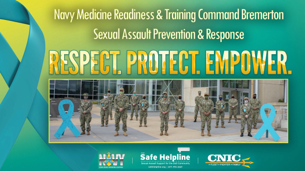 Plakat für das Sexual Assault Prevention & Response-Programm des Navy Medicine Readiness & Training Command Bremerton, das uniformierte Personen vor einem Gebäude mit dem Text "Respekt, Schutz, Ermächtigung" zeigt.