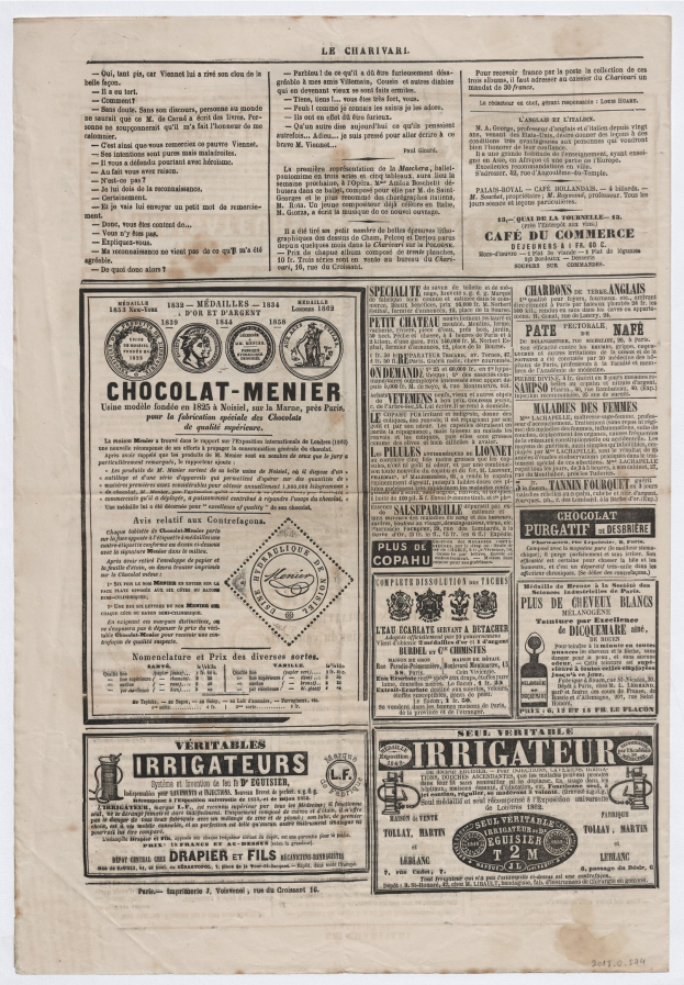 Schwarze und weiße Zeitung mit dichtem Text und verschiedenen Vintage-Anzeigen.
