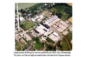 Eine Luftaufnahme eines Industriegebiets in Leipzig, Deutschland, mit Gebäuden, Bäumen, Straßen und anderen Objekten sowie dem Text 'Leipzig Germany - Bell Europe' unten.