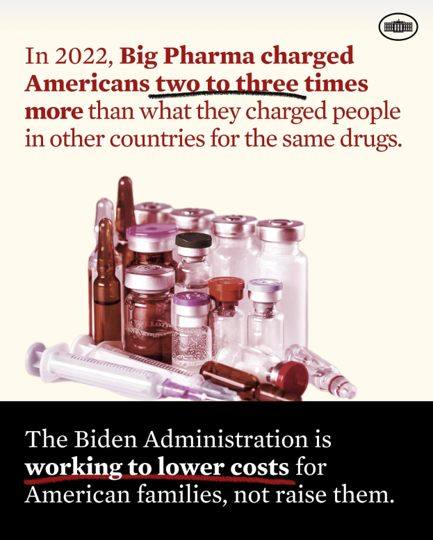 Ein Plakat, auf dem steht, dass Big Pharma im Jahr 2022 Amerikaner zwei bis drei Mal so viel für dieselben Medikamente berechnet hat wie in anderen Ländern, mit Bildern von Medikamentenflaschen und einer Spritze darunter.