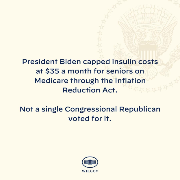 Plakat mit dem Text "Präsident Biden beschränkt Insulin-Kosten auf 35 Dollar pro Monat für Senioren mit Medicare durch das Inflation Reduction Act" und einem Logo darüber.