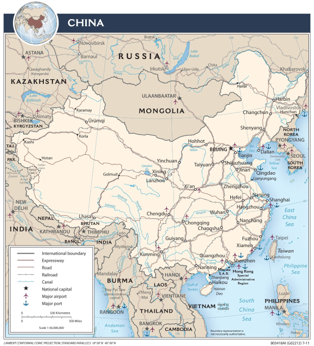 Detailierte politische Landkarte von China mit Nachbarländern, Grenzen, wichtigen Städten, Flüssen und geografischen Merkmalen, begleitet von erklärendem Text und einem Logo.