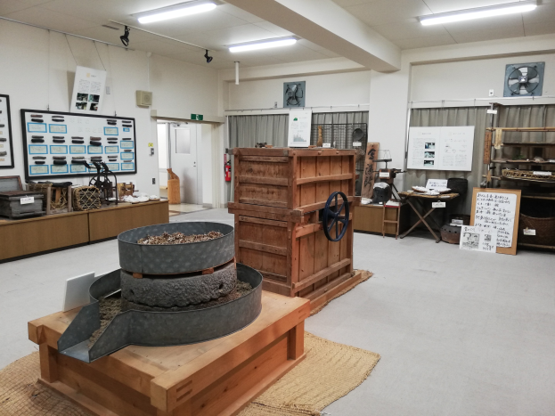 Ein unordentliches Werkstatt im Nationalen Naturhistorischen Museum voller Maschinen, Holzmöbel, Schautafeln und diverser Gegenstände.