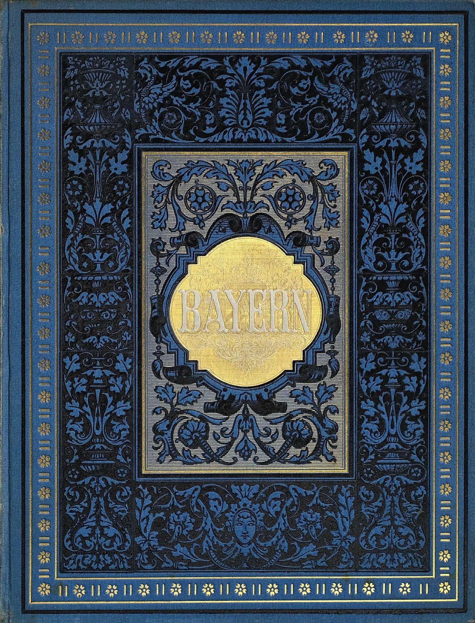 Ein blau-goldenes Buch mit dem Wort "Bayern" auf dem Cover, das mit detaillierten Verzierungen versehen ist.