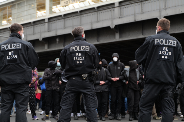 Deutsche Polizei hindert Remigrationsaktivisten daran, Flug nach Porto-Summit zu besteigen