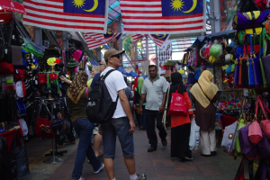 Eine Gruppe von Männern und Frauen mit Fahnen.