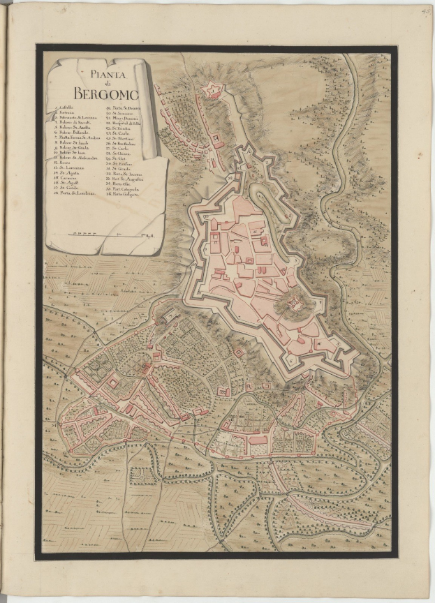 Altes Buch mit einem detaillierten Stadtplan von Bergamo, Italien, mit sichtbaren Straßen, Gebäuden und Sehenswürdigkeiten sowie Texten über die Bevölkerung, Geschichte und Kultur der Stadt.