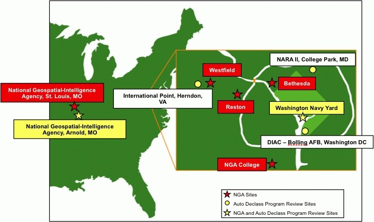 Eine Karte der Vereinigten Staaten, die die Standorte der National Geospatial Intelligence Agency hervorhebt, mit fetter Schrift überlagert auf einer detaillierten geografischen Darstellung einschließlich Flüsse, Berge und Städte.