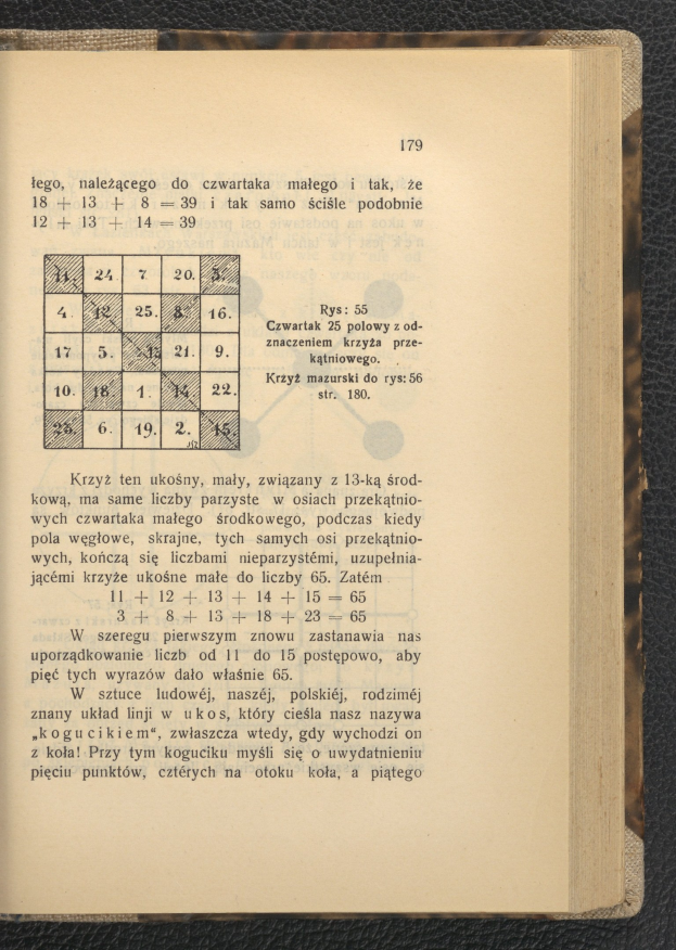 Offenes Buch mit einem Kreuzworträtsel auf einer Oberfläche, enthält Text und Zahlen.