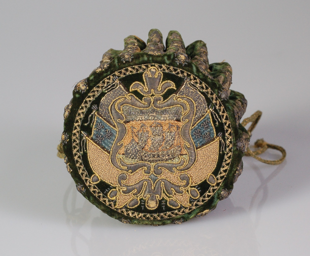 Grüne und goldene Tasche mit aufwendiger Goldstickerei und einem Wappen-Design.