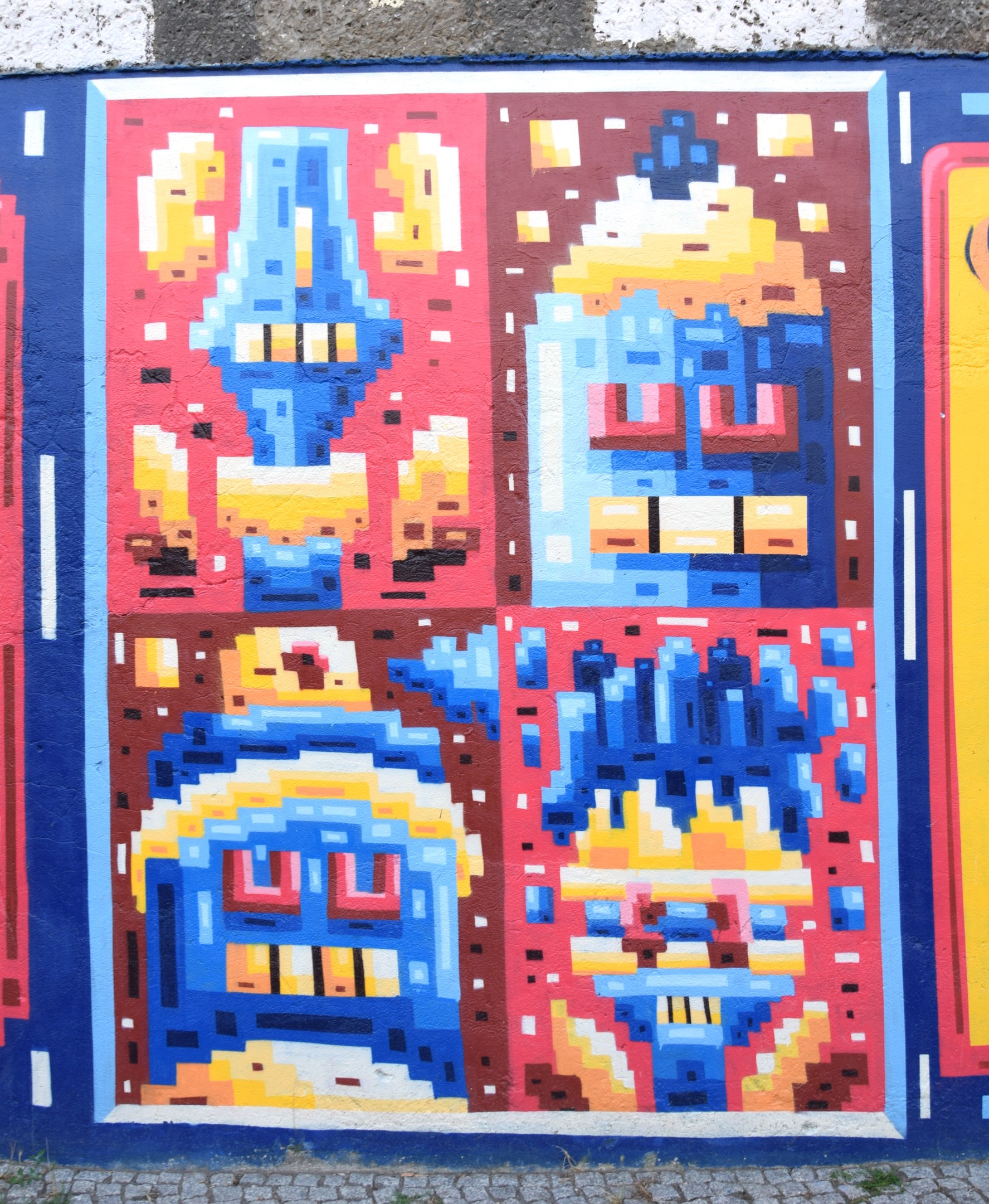 Ein lebendiges, farbenfrohes Wandgemälde, das die Seite eines Gebäudes in Berlin, Deutschland, bedeckt.