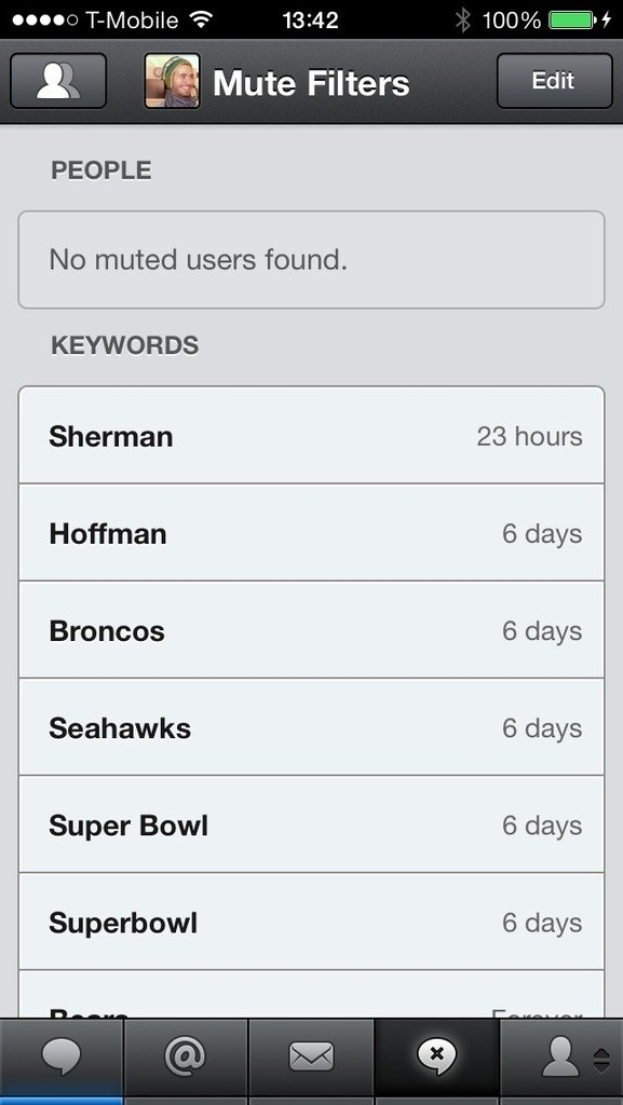 Mobilbildschirm mit vollem WLAN-Signal und 100% Akku, mit Logos unten.