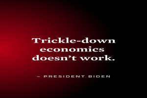 Ein Plakat mit fetter, schwarzer Schrift auf einem weißen Hintergrund, eingerahmt von einem schmalen schwarzen Rand, das die Worte "Trickle-Down Economics Works Not" trägt und einen Zitat von Präsident Biden enthält.