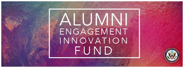 Plakat mit der schwarzen fetten Schrift "Alumni Engagement Innovation Fund" auf weißem Hintergrund und einem Logo in der rechten unteren Ecke.