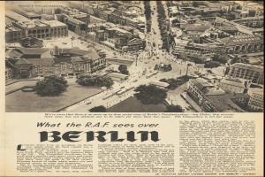Alte Zeitung mit Schwarz-Weiß-Fotografie einer Stadtlandschaft mit Gebäuden, Bäumen und Fahrzeugen sowie gedrucktem Text.
