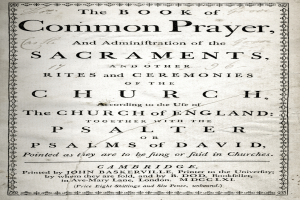Ein altes Buch mit dem Titel "The Book of Common Prayer and Administration of the Sacraments, Rites and Ceremonies of the Church of England" liegt aufgeschlagen da, das eine Seite mit schwarzem Text zeigt.
