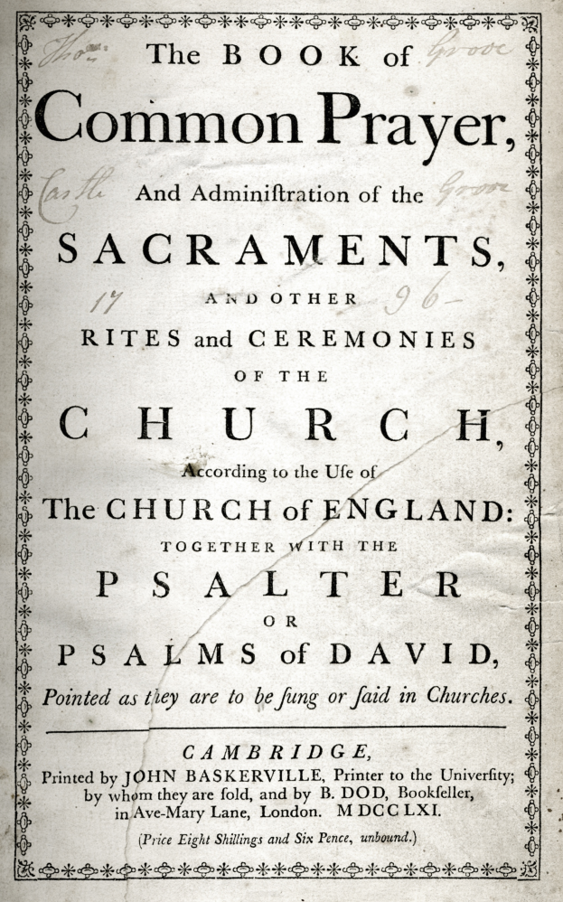 Ein altes Buch mit dem Titel "The Book of Common Prayer and Administration of the Sacraments, Rites and Ceremonies of the Church of England" liegt aufgeschlagen da, das eine Seite mit schwarzem Text zeigt.