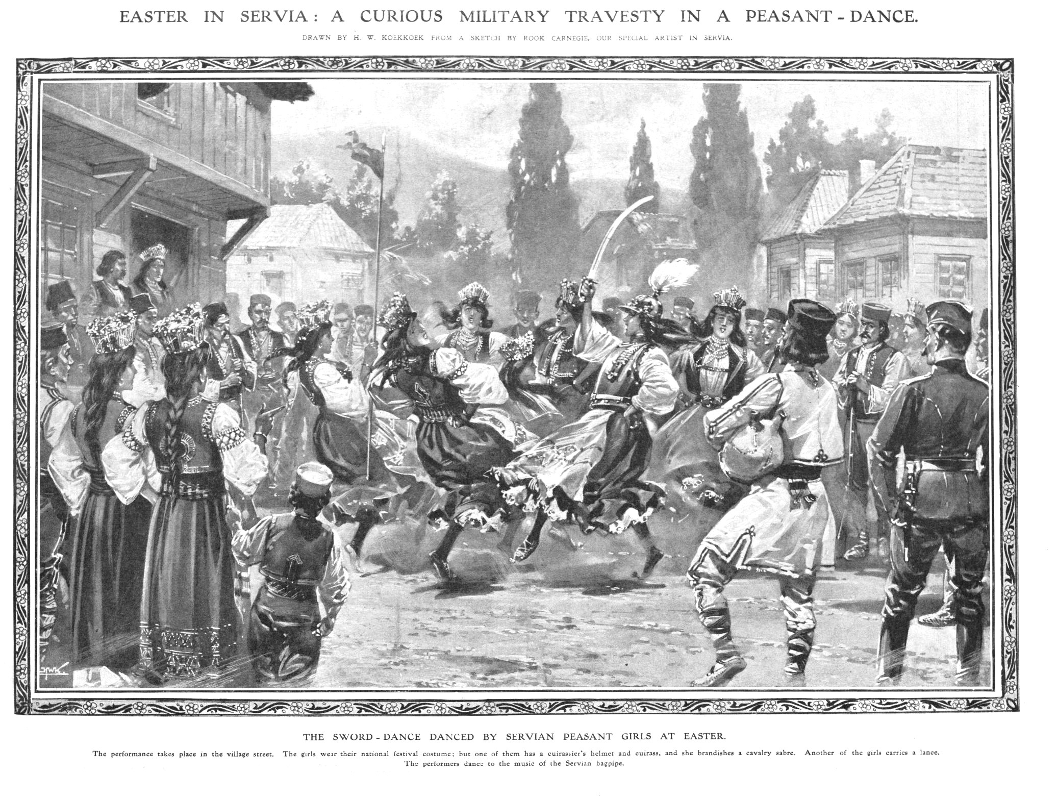 Schwarz-weißes Bild einer Gruppe von Menschen, die vor einer Menge tanzen, mit Häusern und Bäumen im Hintergrund und Text unten, der "Ostersonntag in Servia: Eine kuriose militärische Travestie in einem Bauerntanz" lautet.
