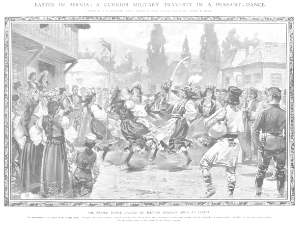 Schwarz-weißes Bild einer Gruppe von Menschen, die vor einer Menge tanzen, mit Häusern und Bäumen im Hintergrund und Text unten, der "Ostersonntag in Servia: Eine kuriose militärische Travestie in einem Bauerntanz" lautet.