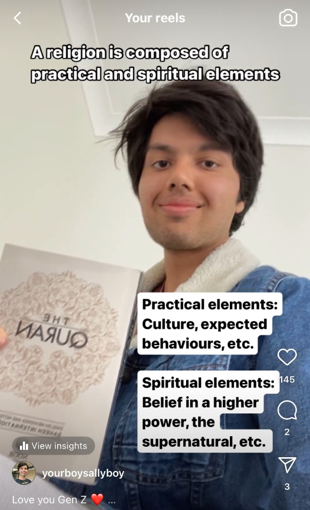 Ein Mann hält ein Buch mit dem Titel 'Eine Religion besteht aus praktischen und spirituellen Elementen' vor einer Wand hoch, das wie ein Führer zu spirituellen Überzeugungen aussieht.