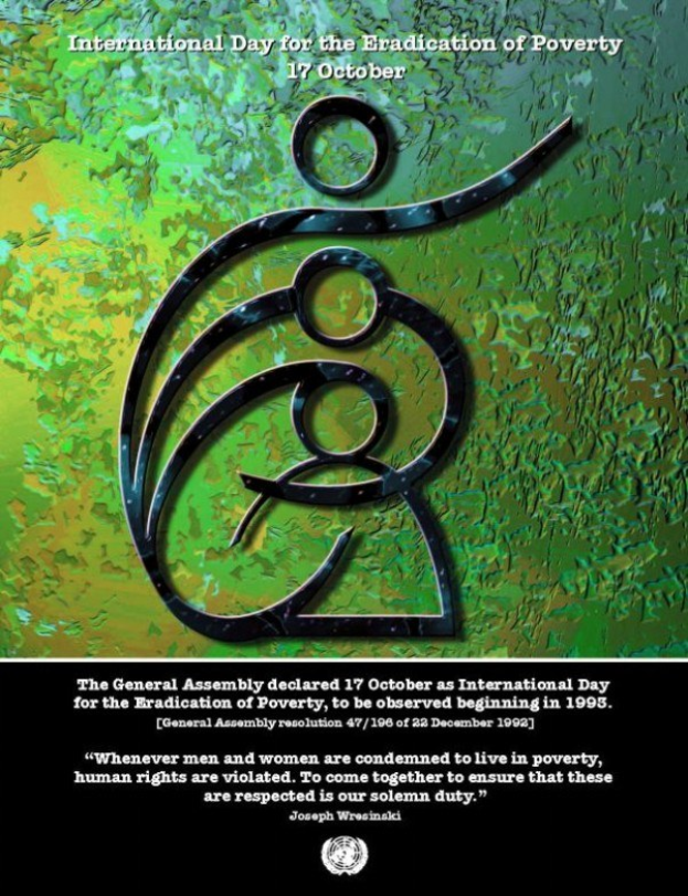 Plakat zum Internationalen Tag zur Beseitigung der Armut mit einem kreisförmigen Logo mit einer Hand, umgeben von einem Kranz aus Blättern, fetter weißer Schrift 'Internationaler Tag', auf einem hellblauen Hintergrund mit einem weißen Rand.