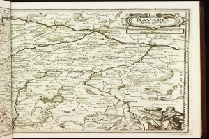 Ein aufgeschlagenes Buch, das eine detaillierte Karte von Bayern zeigt, mit Städten, Dörfern, Flüssen und anderen geografischen Merkmalen beschriftet.