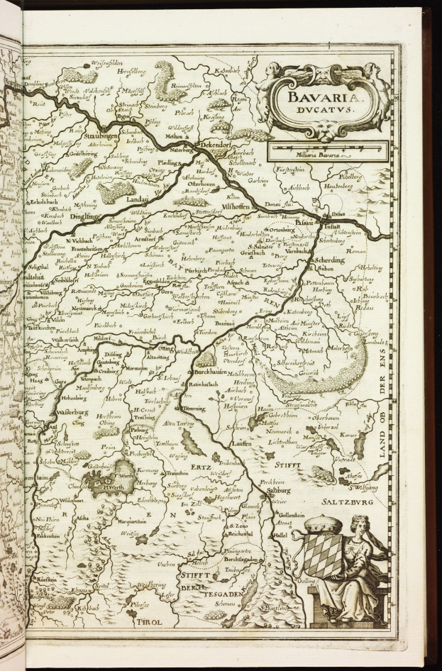 Ein aufgeschlagenes Buch, das eine detaillierte Karte von Bayern zeigt, mit Städten, Dörfern, Flüssen und anderen geografischen Merkmalen beschriftet.