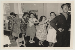 Ein Vintage-Plakat mit einer Gruppe von Menschen in bunten Kostümen, die tanzen, mit dem Text "Bon-Ton Burlesquers - 365 Tage über allen" überall.