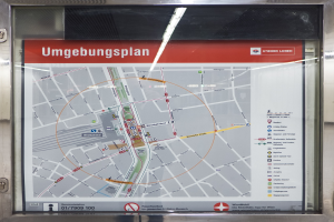 Detailierte U-Bahn-Stationenkarte von München, Deutschland, auf einer Glasplatte angezeigt, die Stadtrouten zeigend.