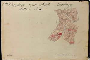 Ein altes Buch mit einer detaillierten Karte von Augsburg, die Straßen, Gebäude und Sehenswürdigkeiten zeigt und begleitenden Text mit weiterer Information.