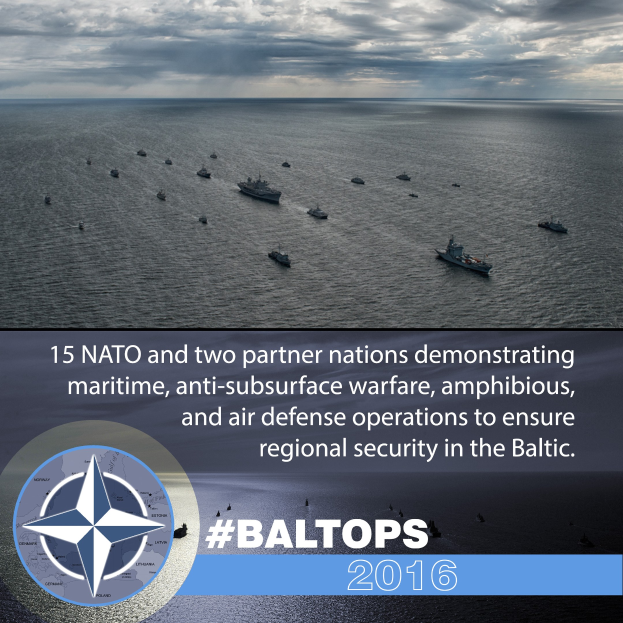 Eine Gruppe von Schiffen auf dem Wasser unter einem bewölkten Himmel, mit Text und einem Logo unten, das "15 NATO und zwei Partnerländer maritime, anti-unterwasserkriegsführende, amphibische und Luftverteidigungsoperationen durchführen, um die regionale Sicherheit im Baltikum zu gewährleisten" angibt.