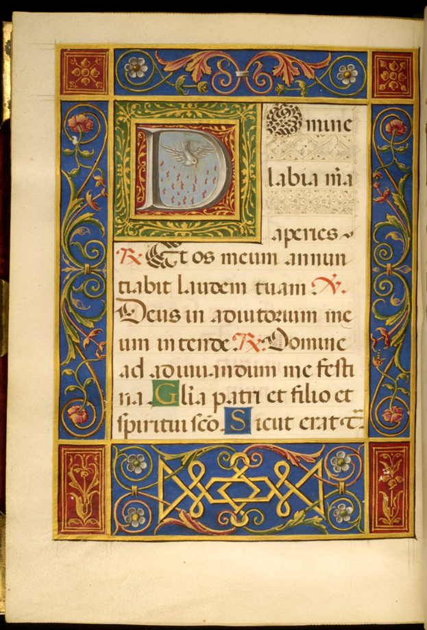 Ein aufgeschlagenes Buch mit einer illuminierten Handschrift, das ein großes, verziertes 'D' in der Mitte zeigt, umgeben von detaillierten Mustern und farbigem Text.