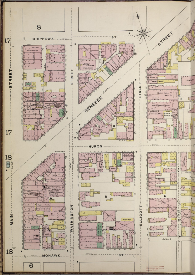 Altes Buch mit einem detaillierten Stadtplan von New York City, der Straßen, Gebäude und Sehenswürdigkeiten zeigt.