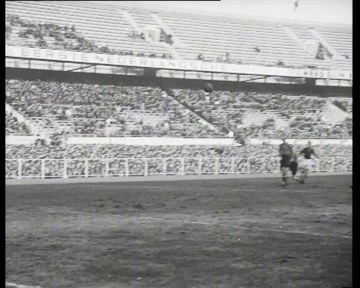 Schwarzes und weißes Foto von einem Finale der niederländischen Fußballliga 1961-1962 im Stadion, das Spieler auf dem Feld und Zuschauer in den Rängen zeigt.
