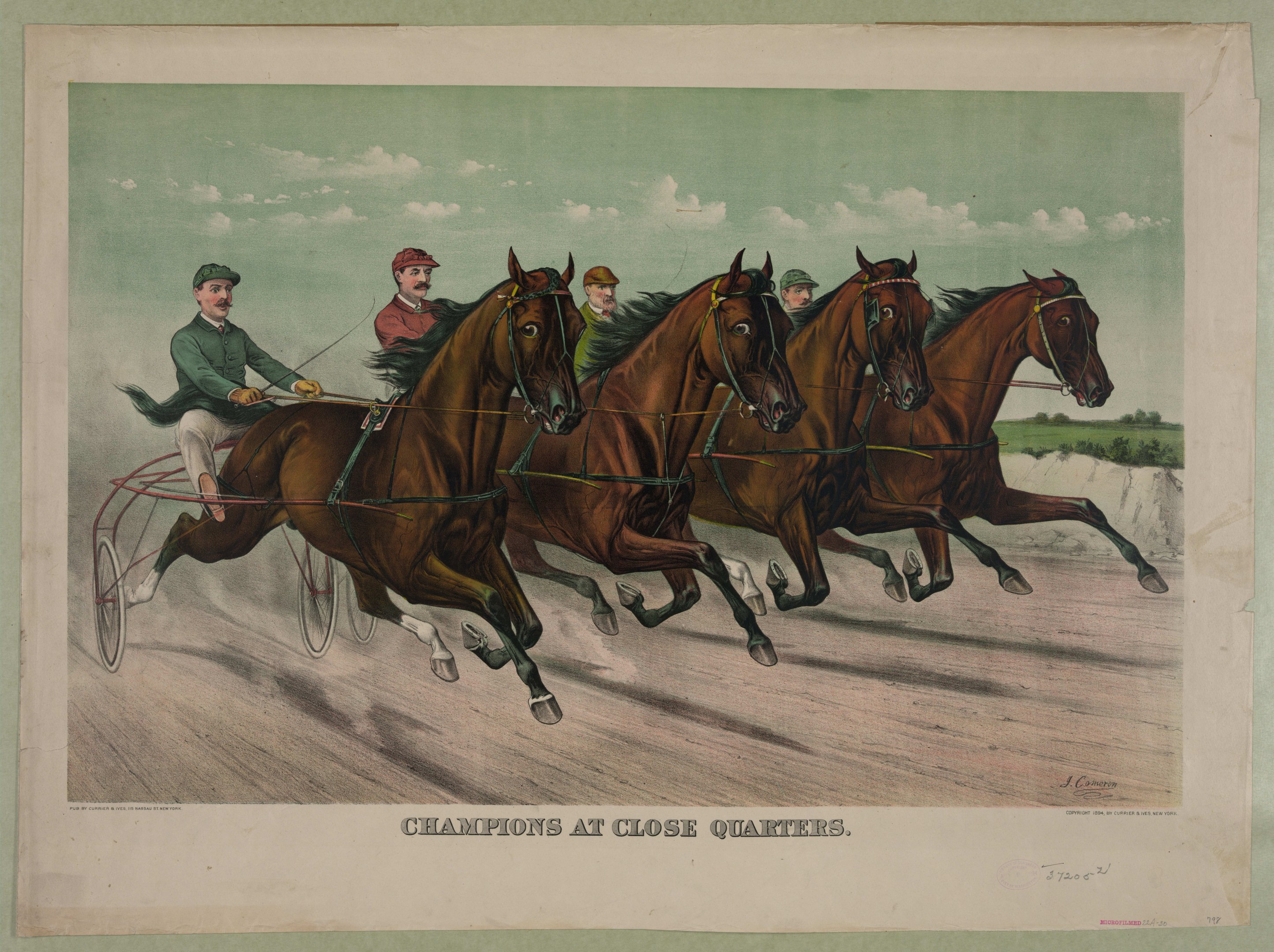 Gruppe von Menschen, die in einer Kutsche mit Pferden auf einer von Bäumen gesäumten Straße unter einem klaren blauen Himmel rasen, mit dem Text \"Meister nah beieinander\" unten.