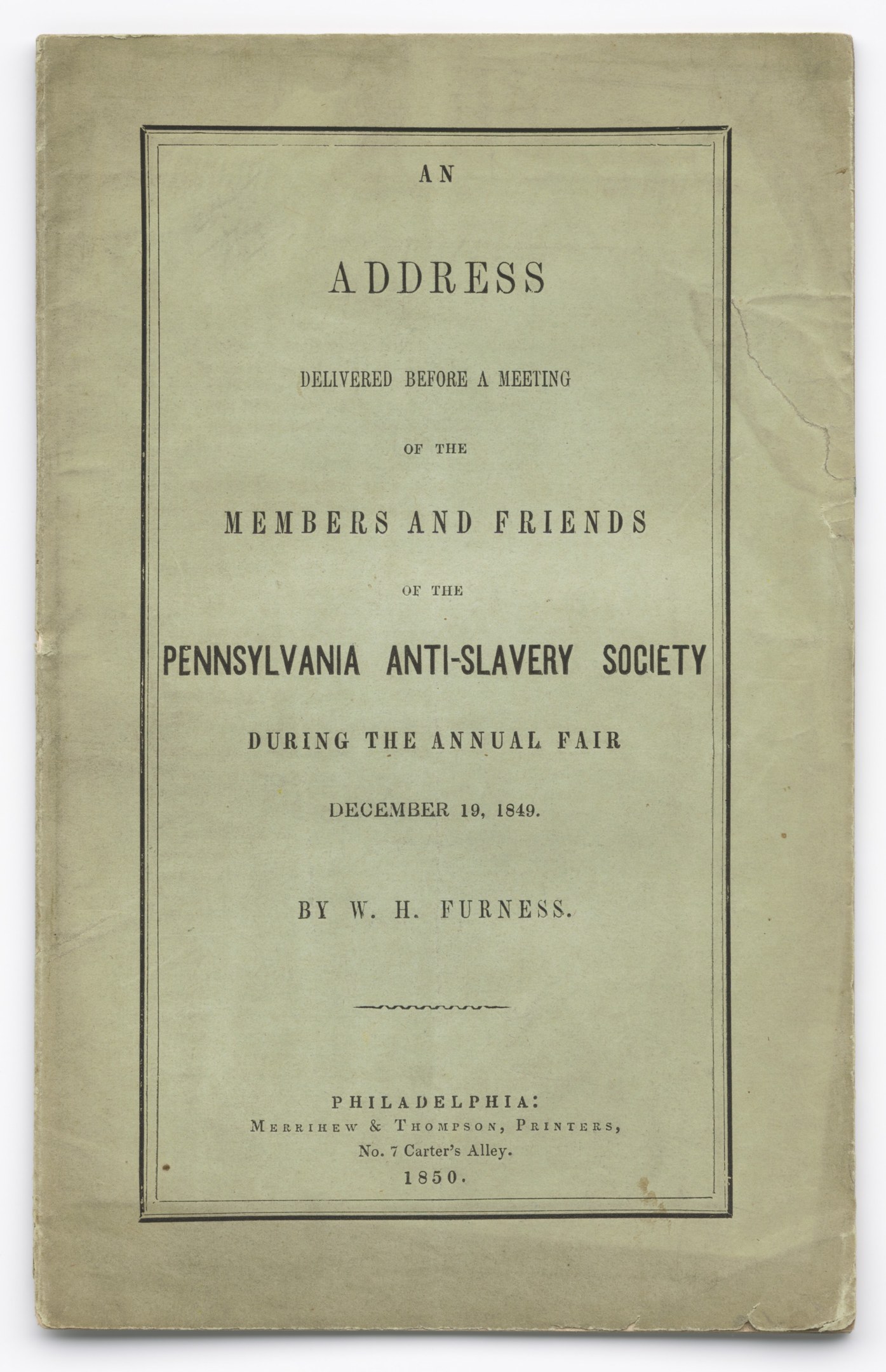 Ein aufgeschlagenes Buch mit dem Titel "Eine Ansprache vor einer Versammlung der Mitglieder und Freunde der Pennsylvania Anti-Slavery Society während der jährlichen Messe" mit einer Seite schwarzer Tinte.